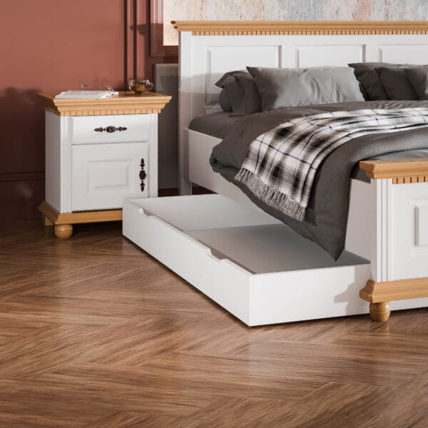 Pat cu o lada Bogdana